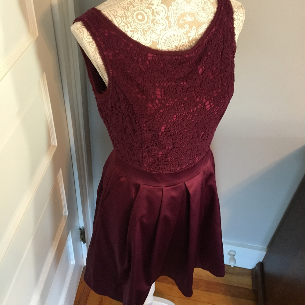 Size 8 Dress The Limited Burgundy Crochet Pockets